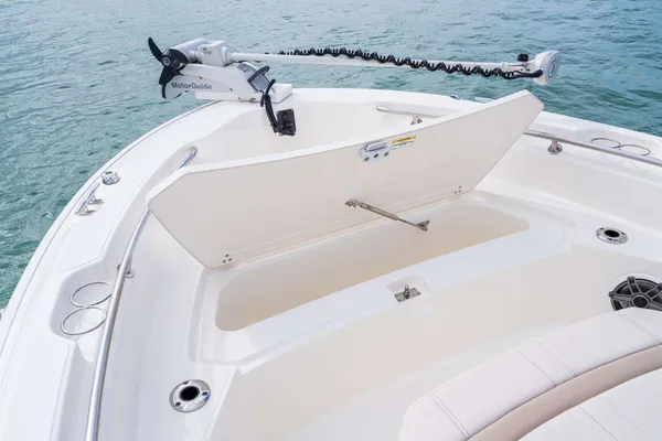 2027 Boston Whaler 220 Dauntless-15