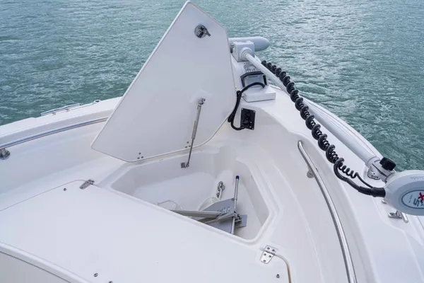 2027 Boston Whaler 220 Dauntless-17