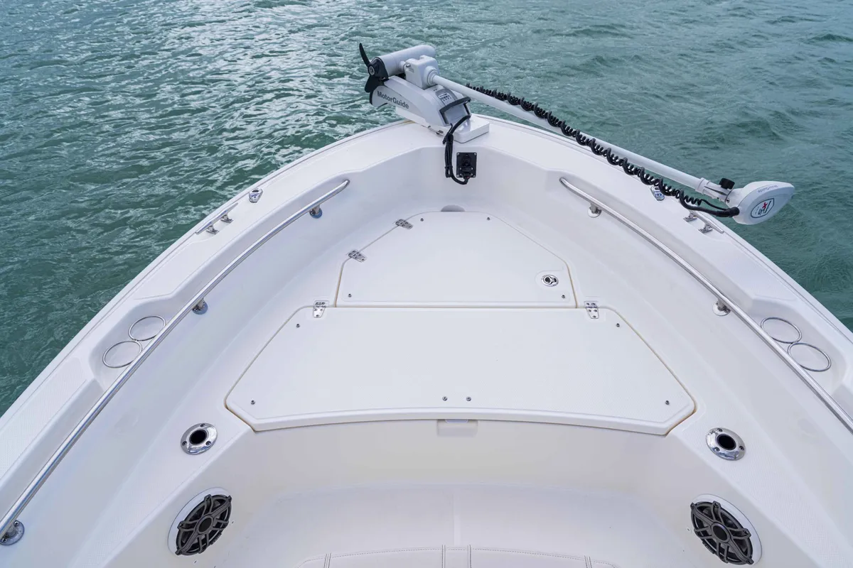 2027 Boston Whaler 220 Dauntless-16