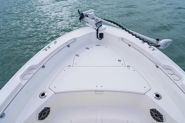 2027 Boston Whaler 220 Dauntless-16