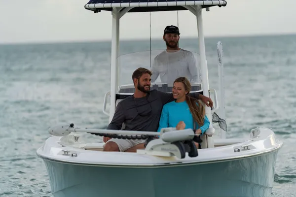 2027 Boston Whaler 220 Dauntless-30