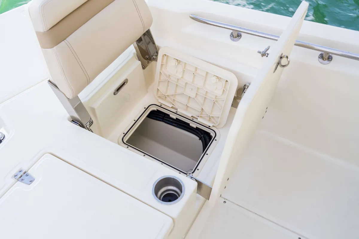 2027 Boston Whaler 250 Dauntless-15