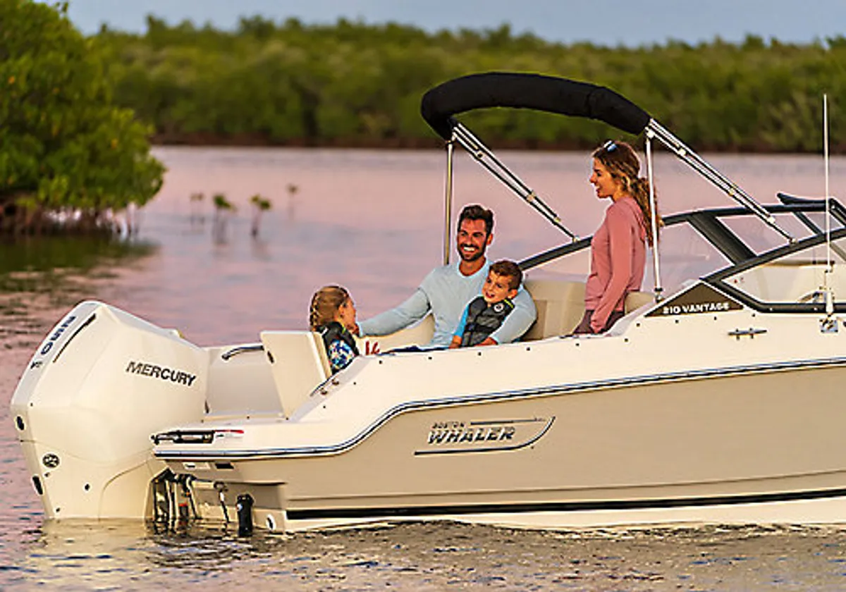 2027 Boston Whaler 210 Vantage -5