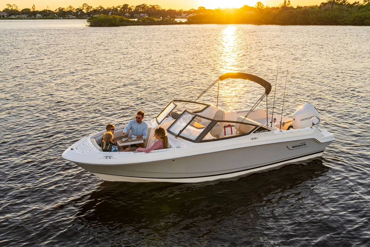 2027 Boston Whaler 210 Vantage -1