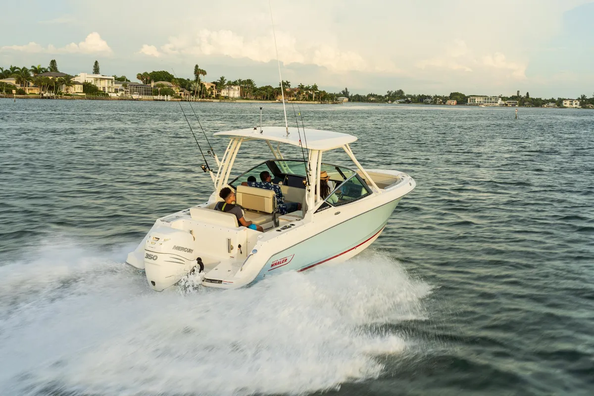 2027 Boston Whaler 240 Vantage -7