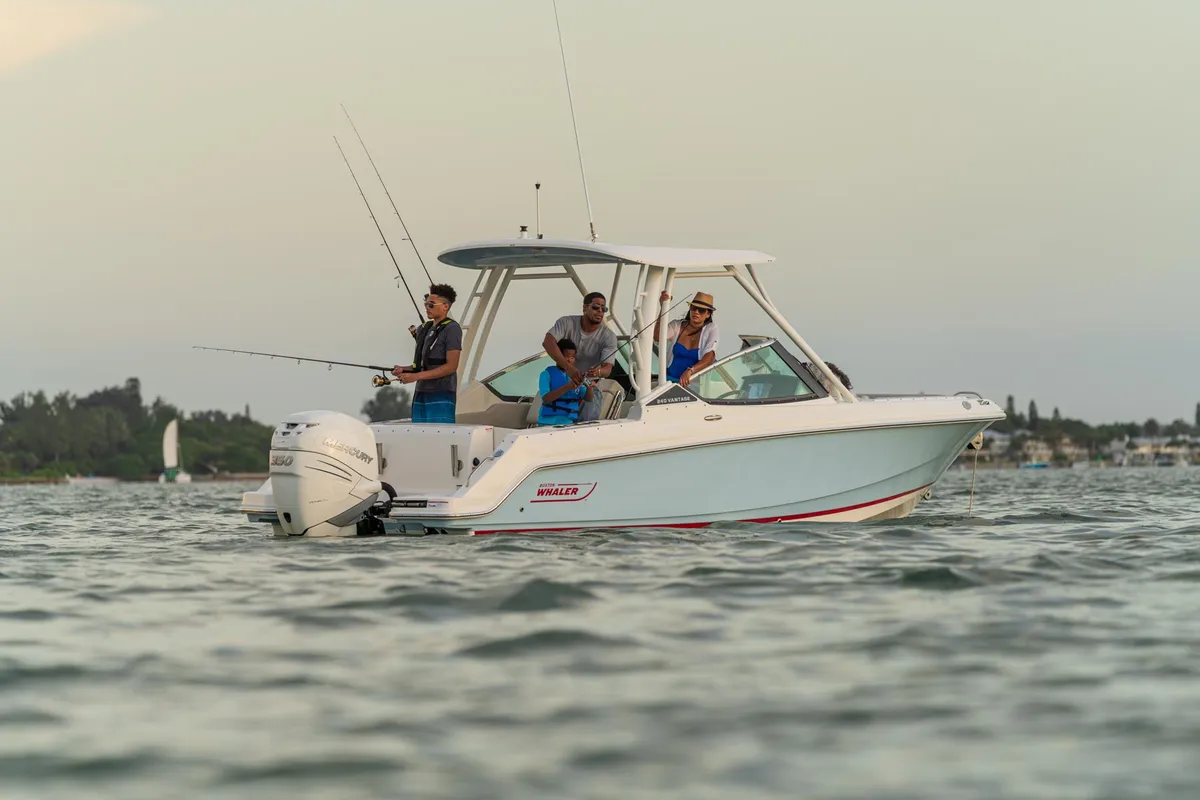 2027 Boston Whaler 240 Vantage -12