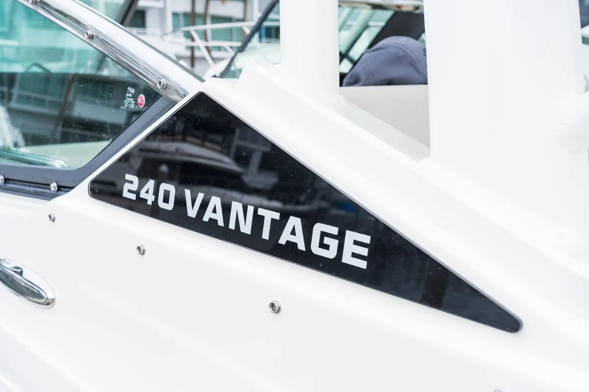 2027 Boston Whaler 240 Vantage -21