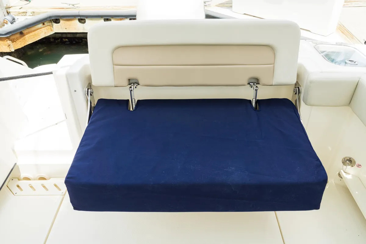 2027 Boston Whaler 240 Vantage -19
