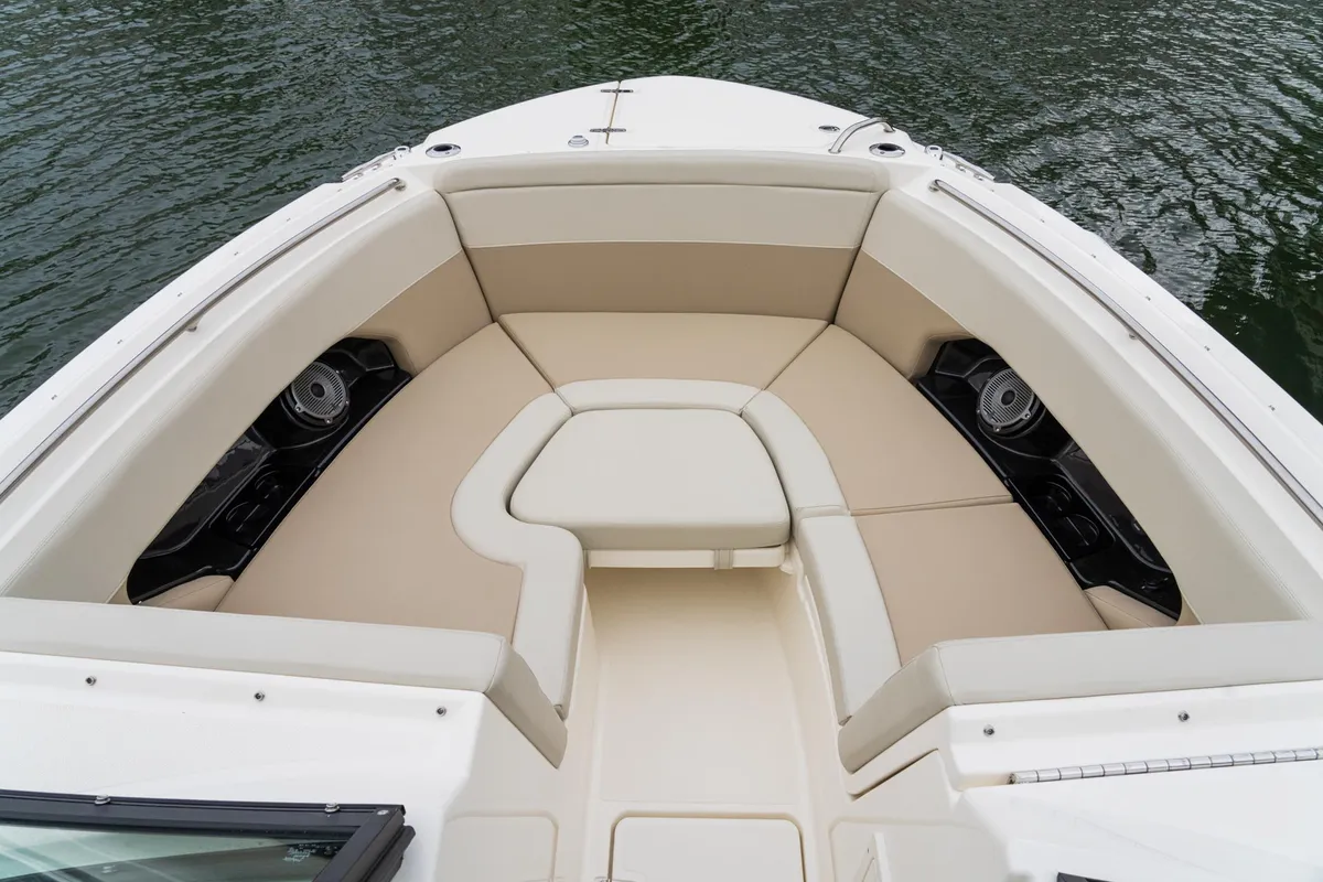 2027 Boston Whaler 240 Vantage -23