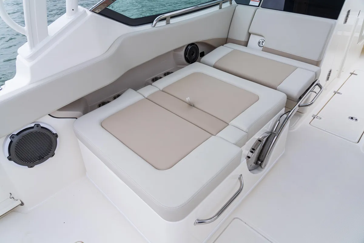 2027 Boston Whaler 240 Vantage -27