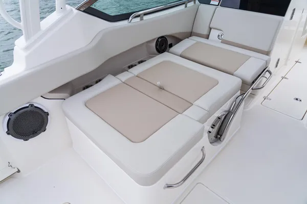 2027 Boston Whaler 240 Vantage -30