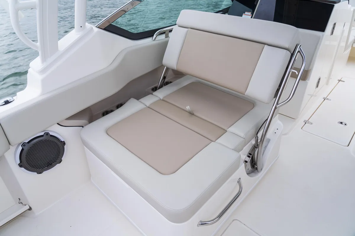 2027 Boston Whaler 240 Vantage -26