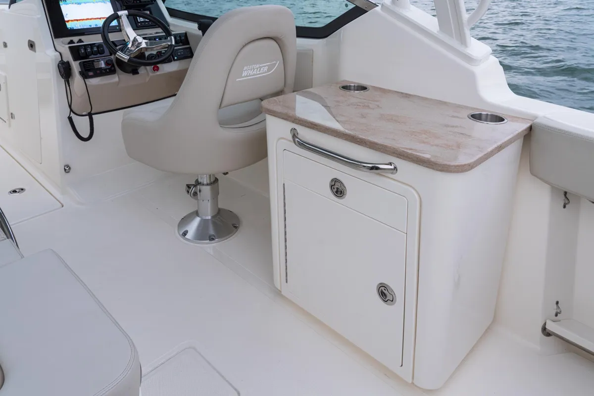 2027 Boston Whaler 240 Vantage -28