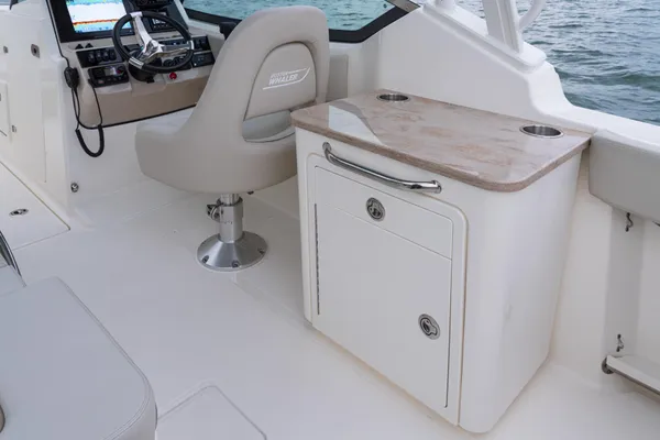 2027 Boston Whaler 240 Vantage -31