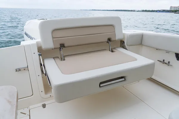 2027 Boston Whaler 240 Vantage -34