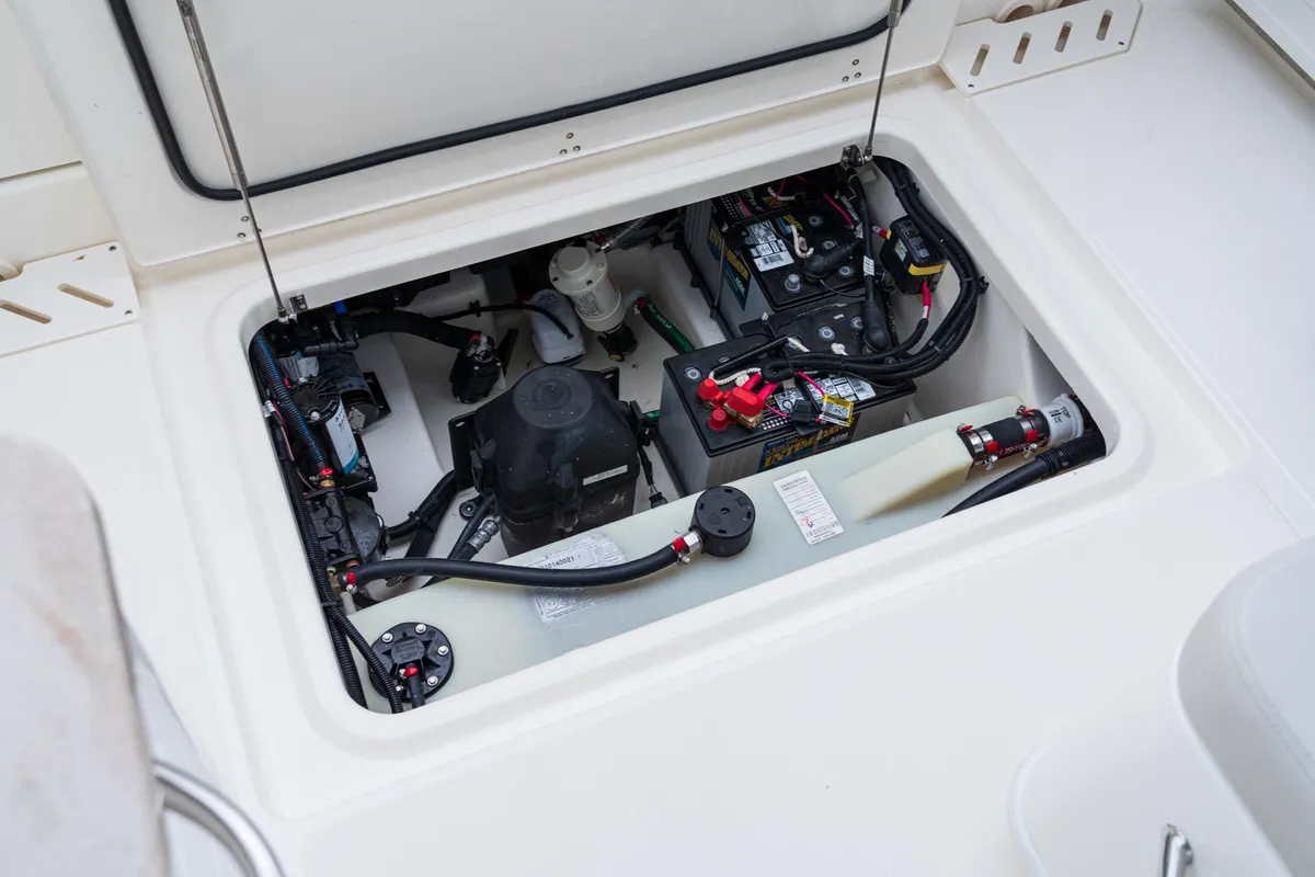 2027 Boston Whaler 240 Vantage -34