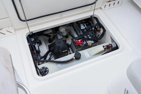 2027 Boston Whaler 240 Vantage -37