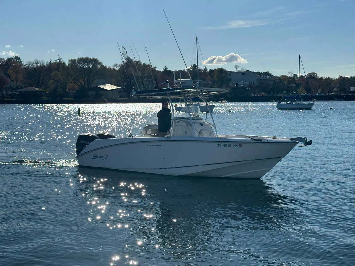 2006 Boston Whaler 240 OUTRAGE