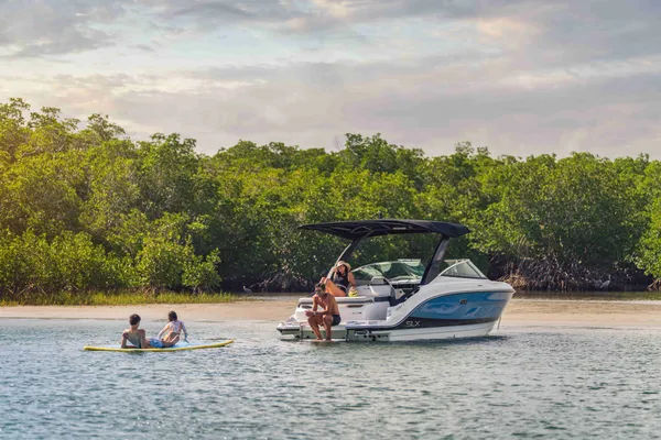 2027 Sea Ray SLX 260 -29