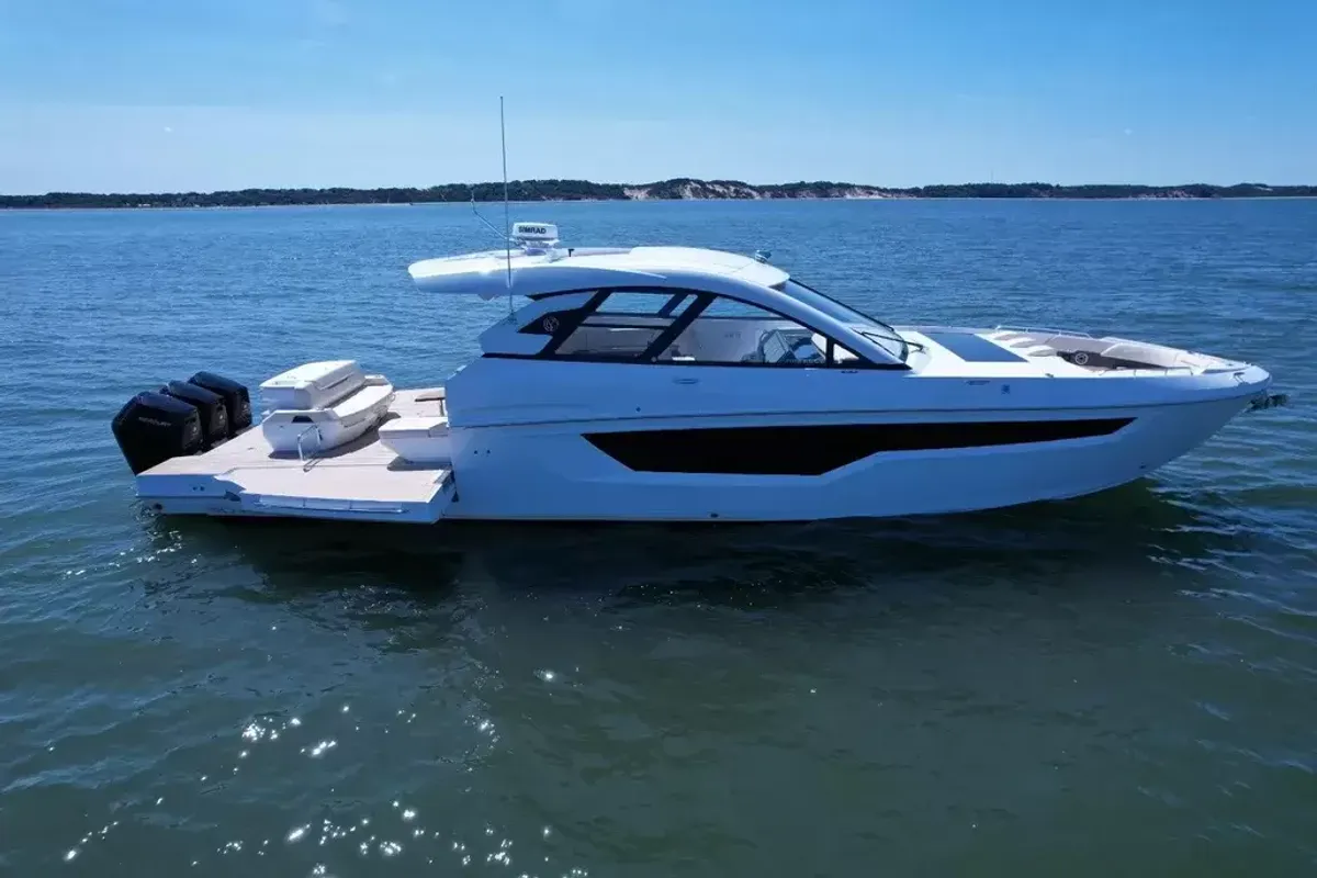 2024 Cruisers Yachts 50 GLS OB