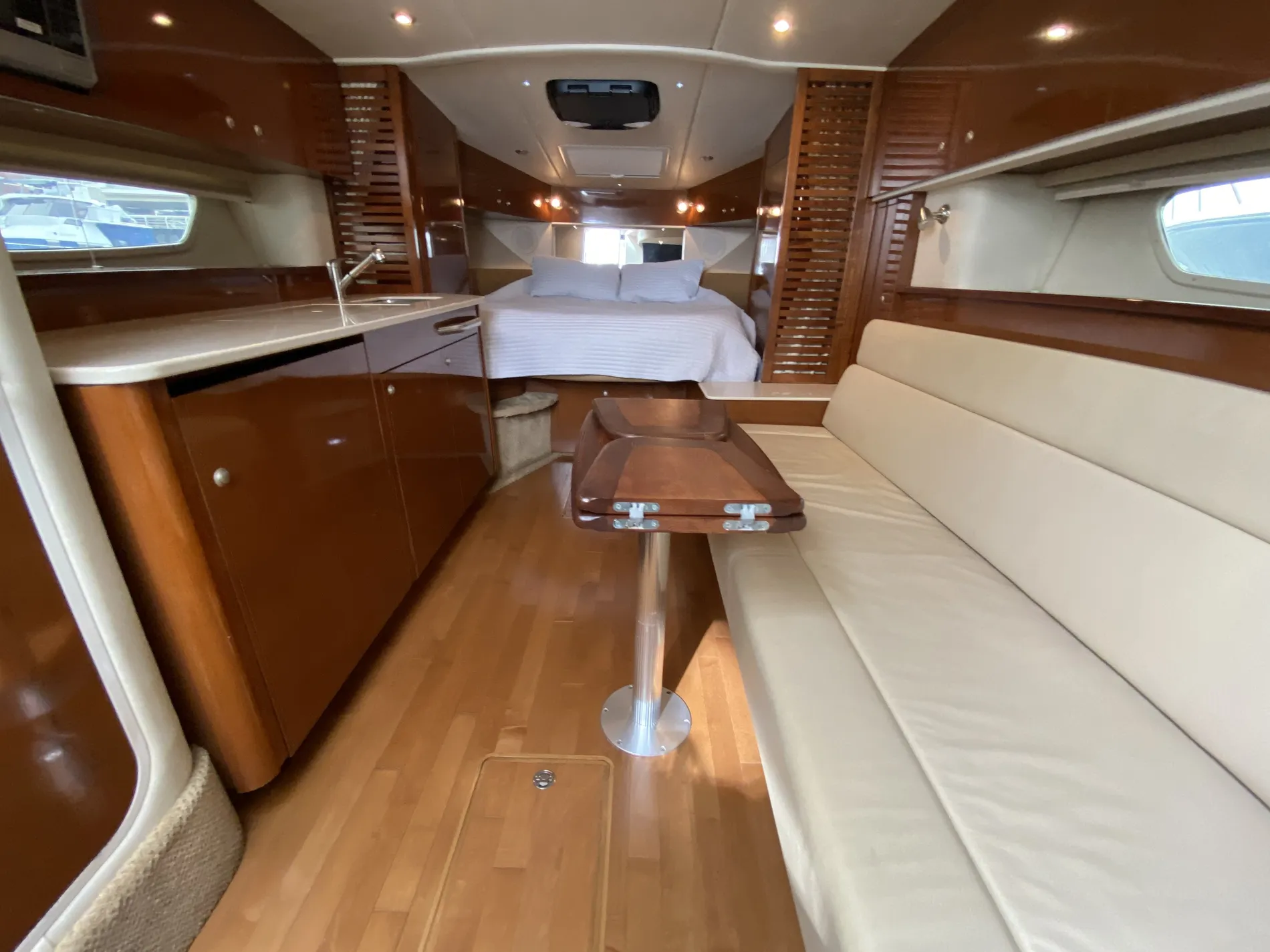 Pre-Owned 2009 Sea ray 350 Sundancer for Sale | Vancouver, BC | M&P Yacht Centre | 693211895b62a75aea06e747