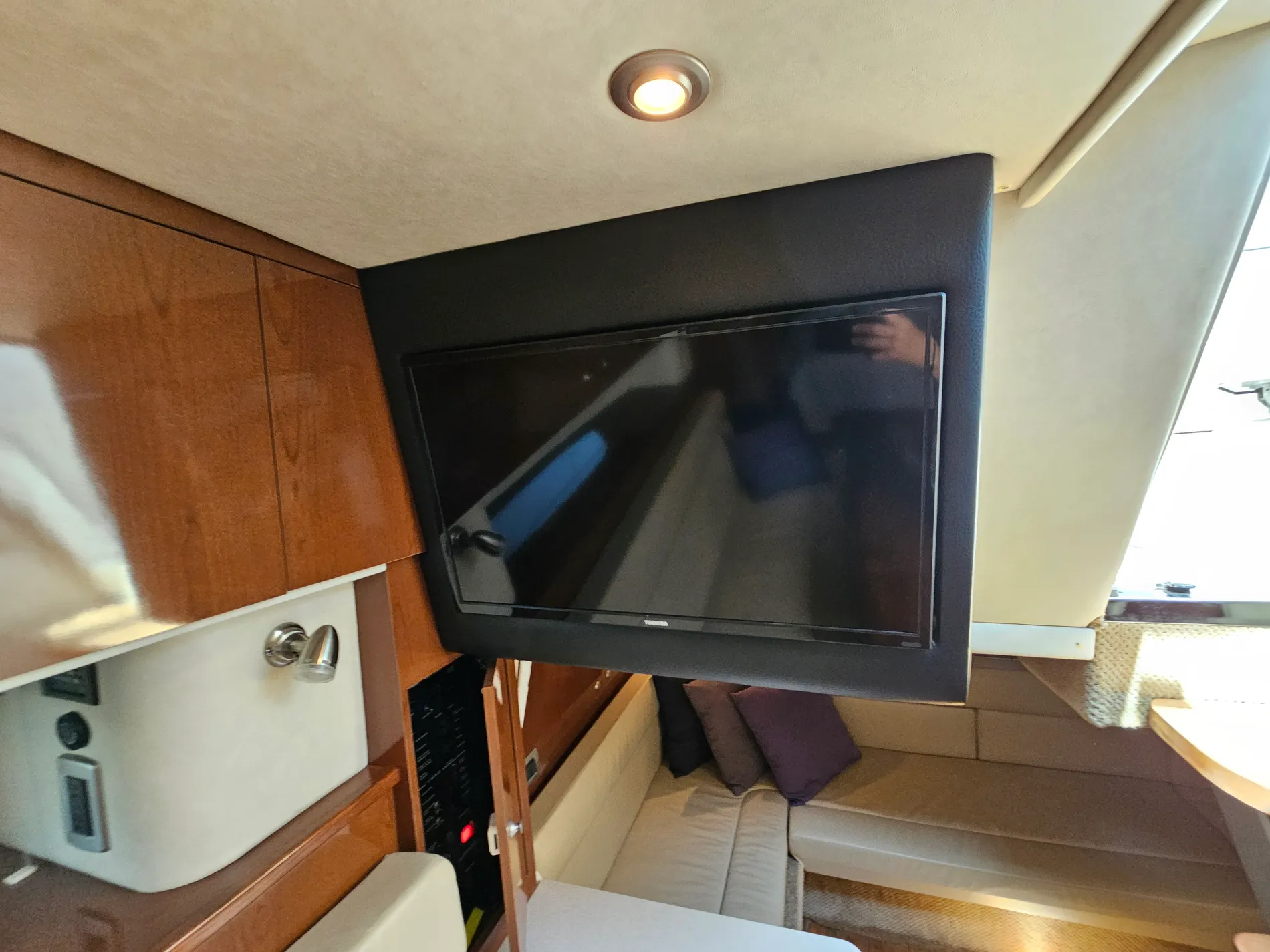 Pre-Owned 2009 Sea ray 350 Sundancer for Sale | Vancouver, BC | M&P Yacht Centre | 693211895b62a75aea06e747