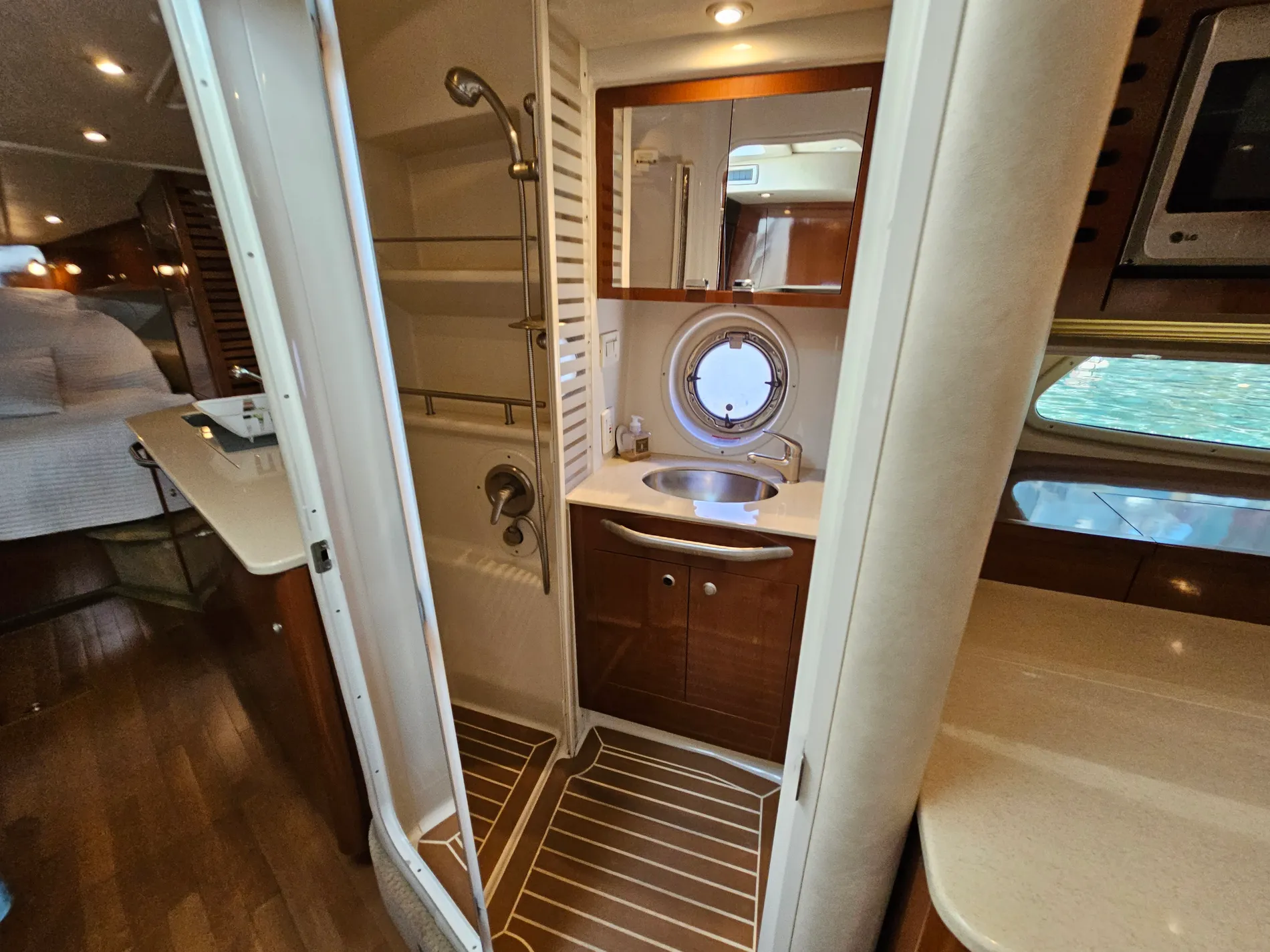 Pre-Owned 2009 Sea ray 350 Sundancer for Sale | Vancouver, BC | M&P Yacht Centre | 693211895b62a75aea06e747