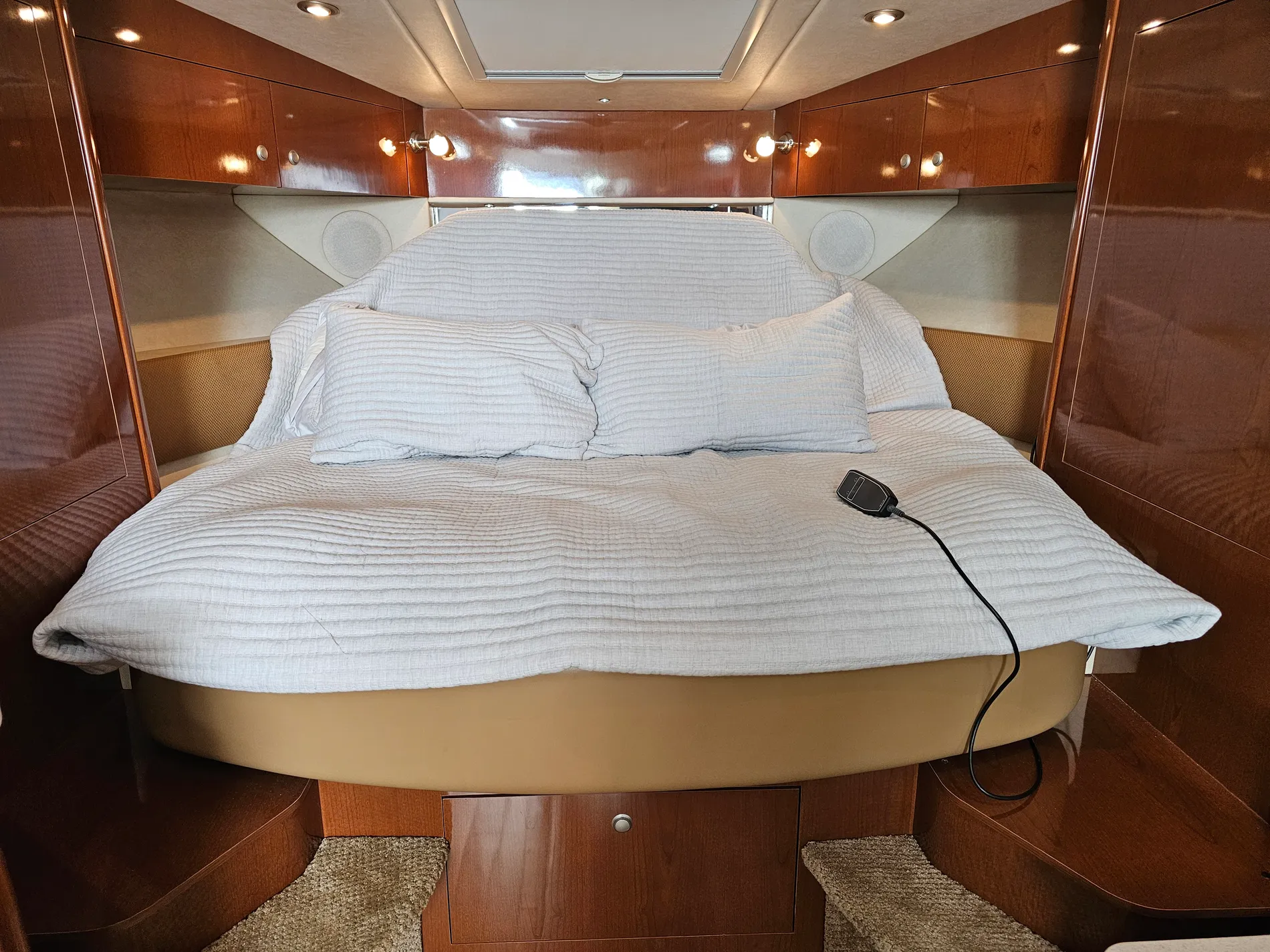 Pre-Owned 2009 Sea ray 350 Sundancer for Sale | Vancouver, BC | M&P Yacht Centre | 693211895b62a75aea06e747