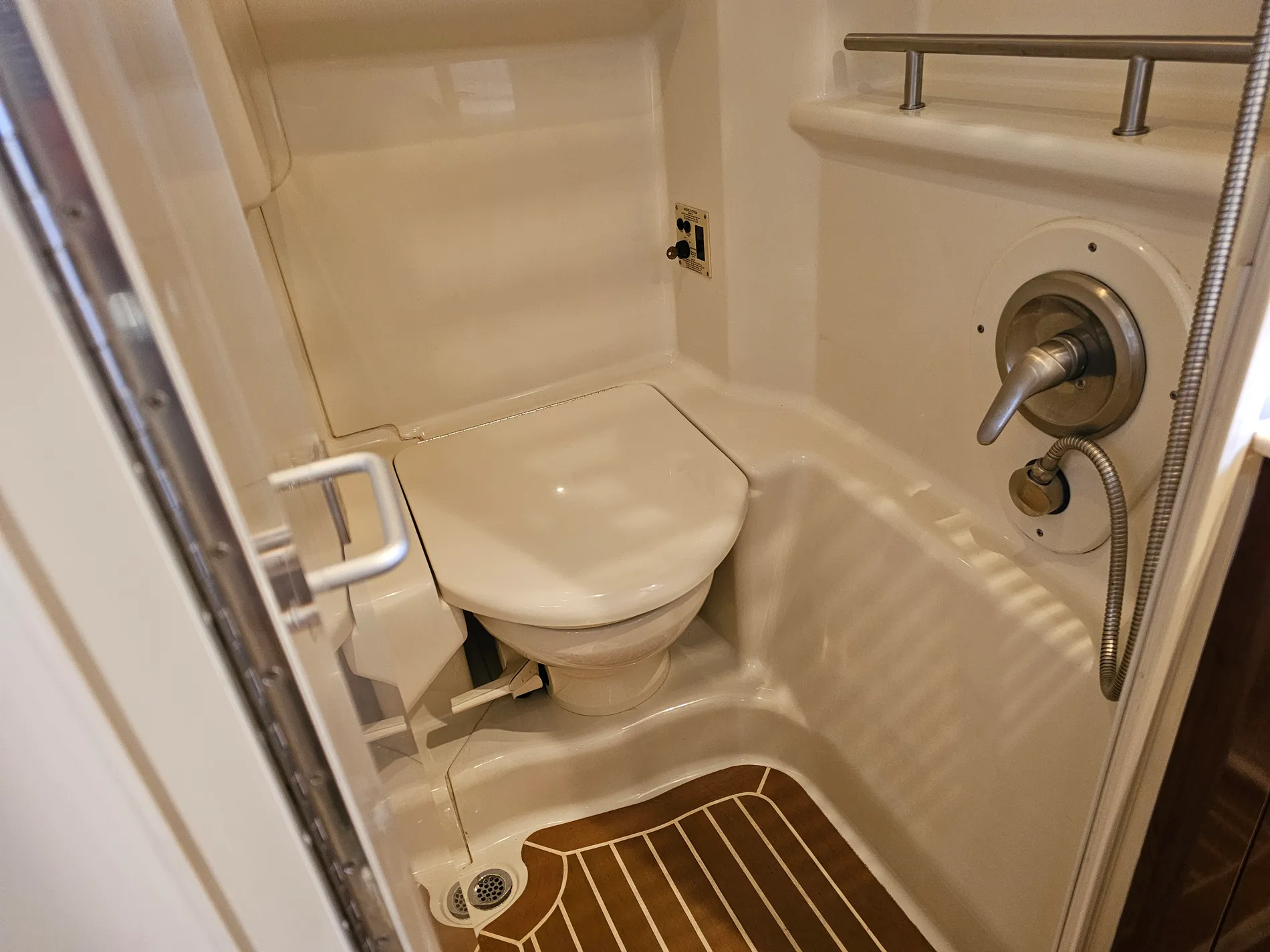Pre-Owned 2009 Sea ray 350 Sundancer for Sale | Vancouver, BC | M&P Yacht Centre | 693211895b62a75aea06e747