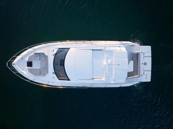 2026 Cruisers Yachts 46 CANTIUS detail image 6