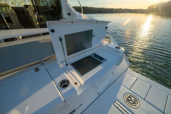 2026 Cruisers Yachts 46 CANTIUS detail image 13