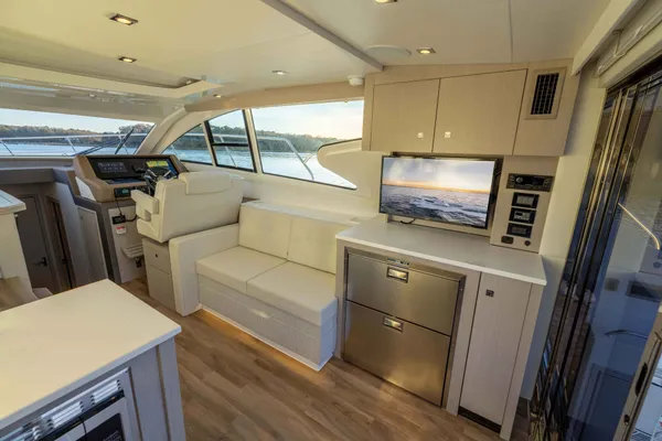 2026 Cruisers Yachts 46 CANTIUS detail image 18