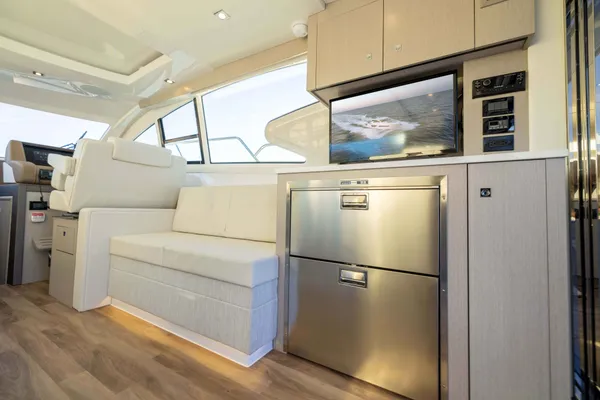 2026 Cruisers Yachts 46 CANTIUS detail image 19