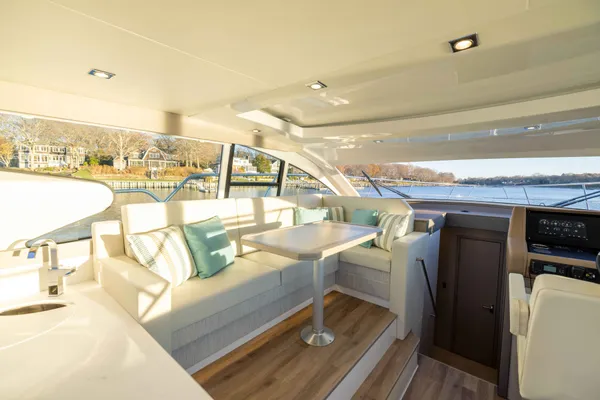 2026 Cruisers Yachts 46 CANTIUS detail image 23