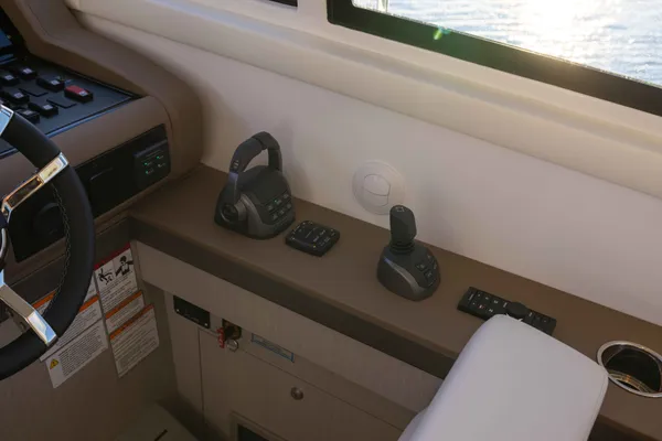 2026 Cruisers Yachts 46 CANTIUS detail image 28
