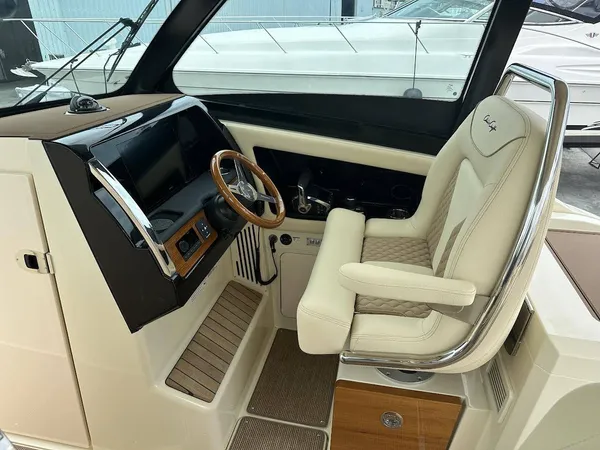 Chris Craft 32 Calypso 2025-7