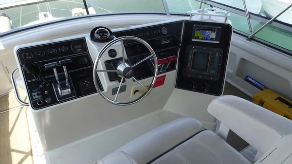 Carver 440 Aft Cabin Motor Yacht 1995-16