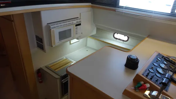 Carver 440 Aft Cabin Motor Yacht 1995-32