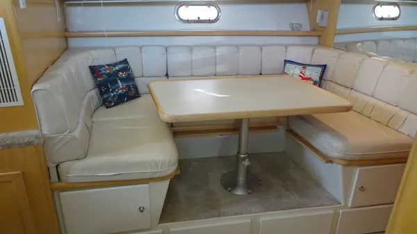 Carver 440 Aft Cabin Motor Yacht 1995-41