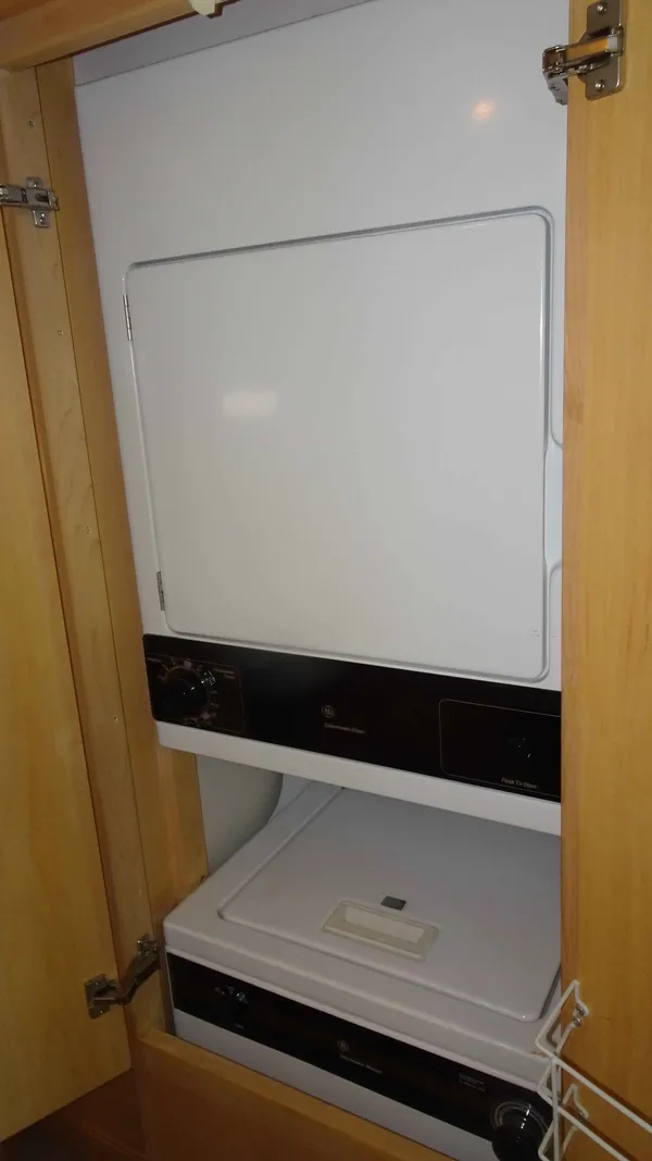 Carver 440 Aft Cabin Motor Yacht 1995-43