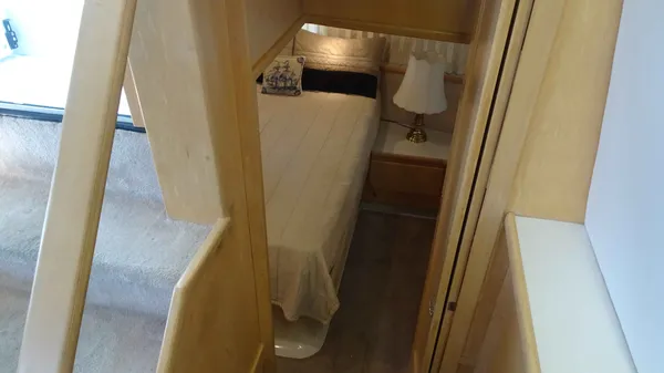 Carver 440 Aft Cabin Motor Yacht 1995-49