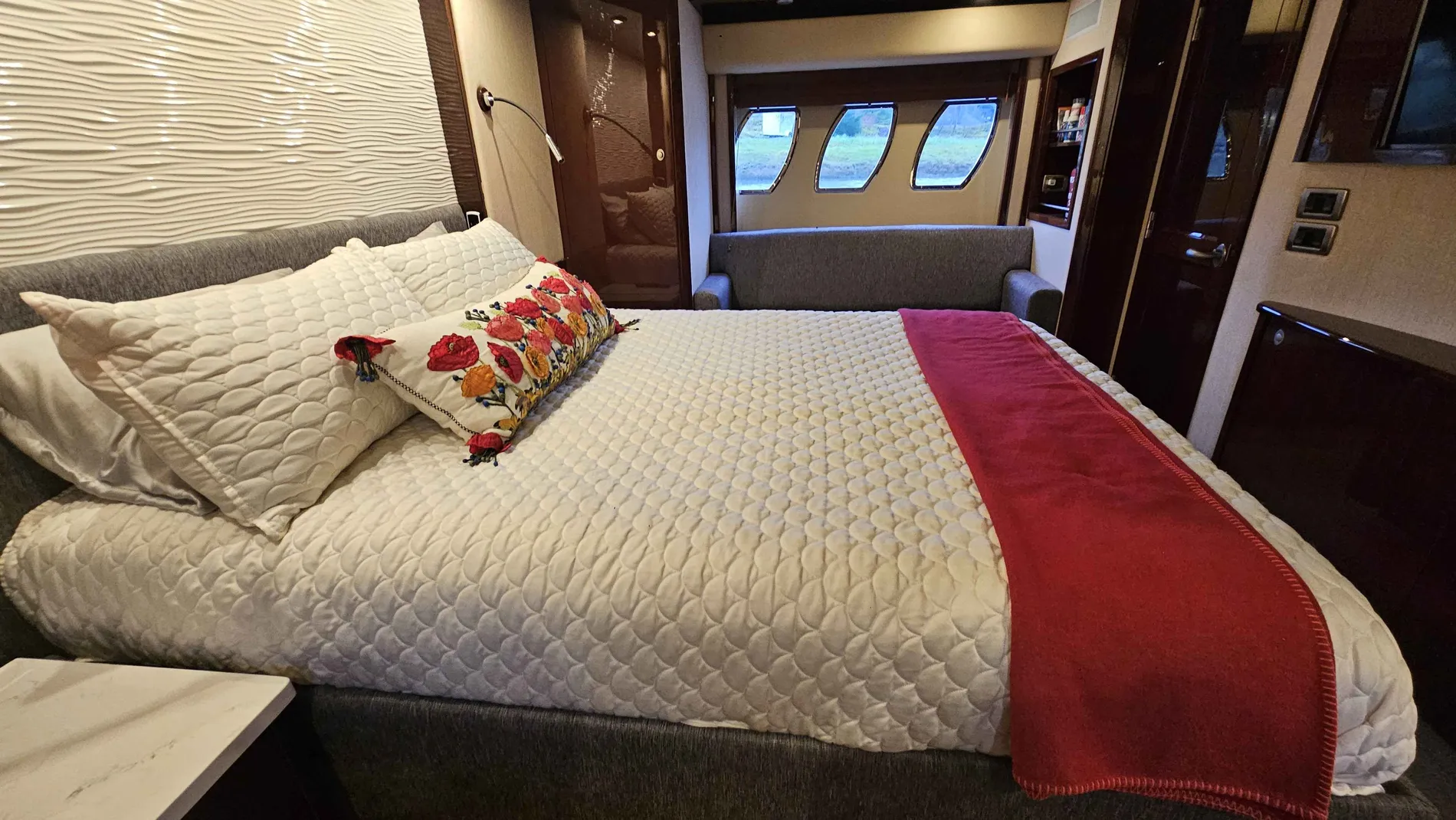 Pre-Owned 2007 Sea ray 60 Sundancer for Sale | Vancouver, BC | M&P Yacht Centre | 6967af61c4b3ed8c1008502f