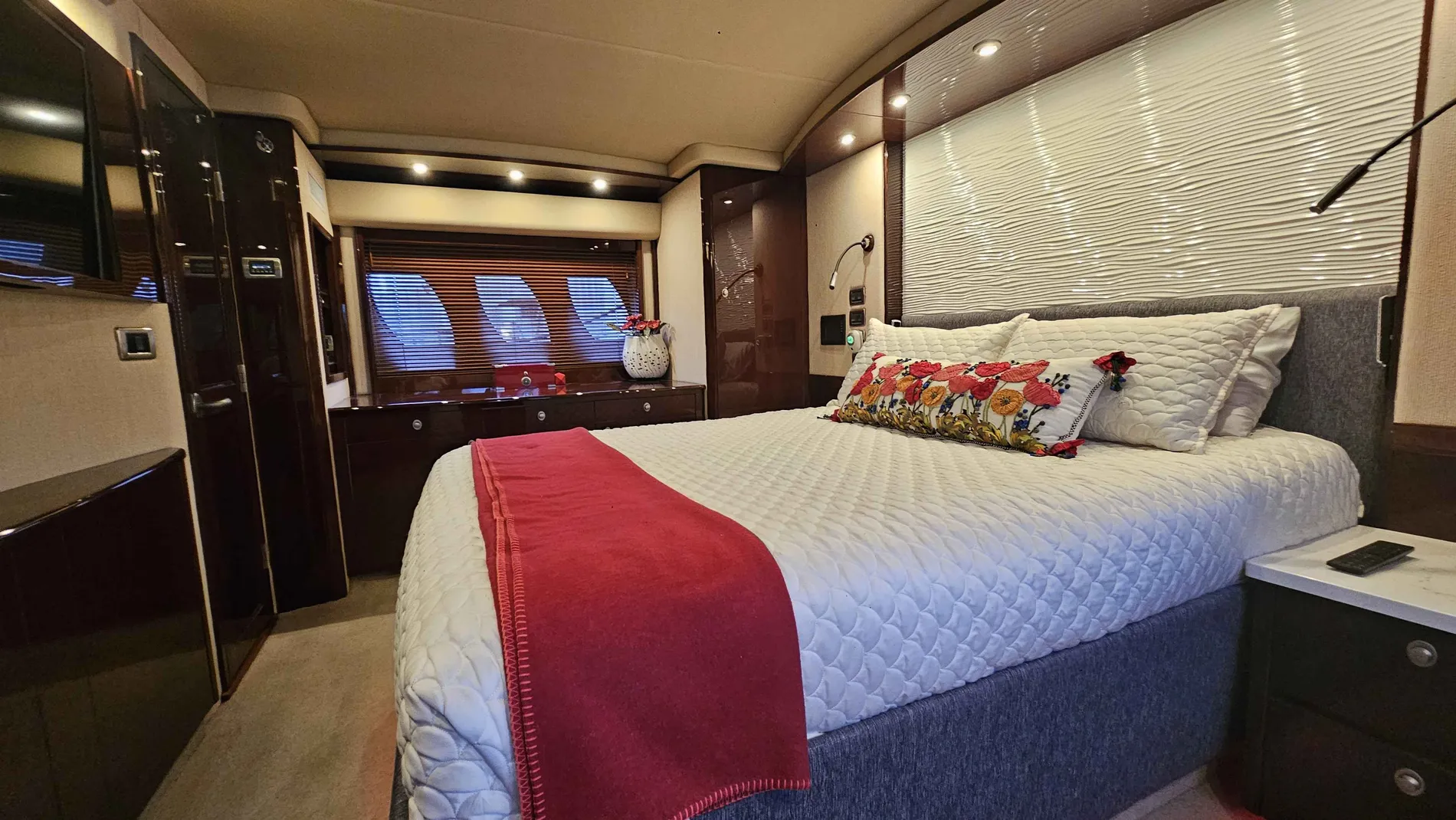 Pre-Owned 2007 Sea ray 60 Sundancer for Sale | Vancouver, BC | M&P Yacht Centre | 6967af61c4b3ed8c1008502f