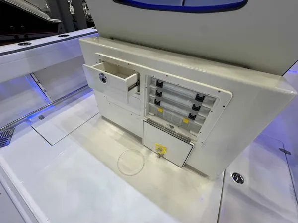2026 Cobia 245 CC detail image 8