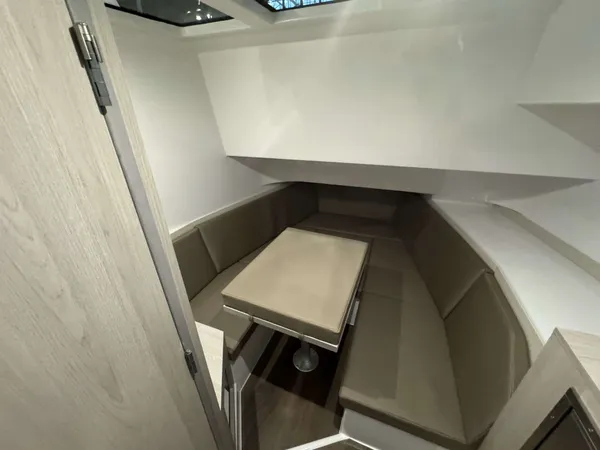 2026 Cruisers Yachts 38 VTR EC detail image 12