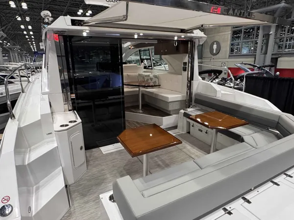 2027 Cruisers Yachts 42 CANTIUS detail image 4