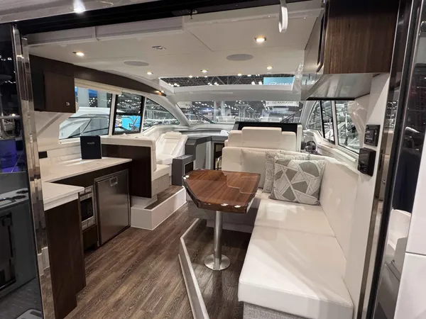 2027 Cruisers Yachts 42 CANTIUS detail image 7