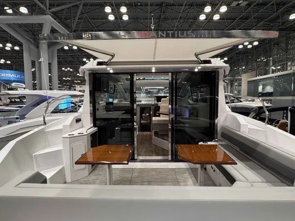 2027 Cruisers Yachts 42 CANTIUS detail image 9