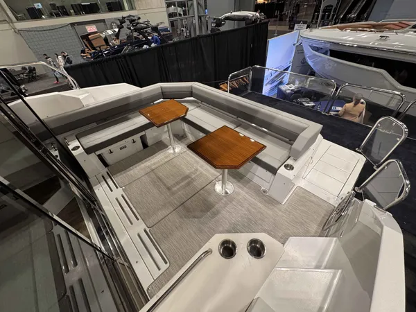2027 Cruisers Yachts 42 CANTIUS detail image 22