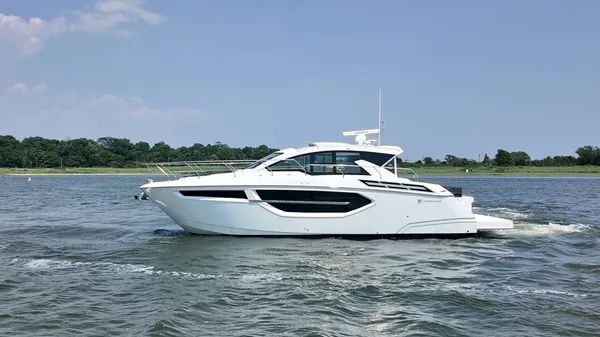 2027 Cruisers Yachts 42 CANTIUS detail image 0